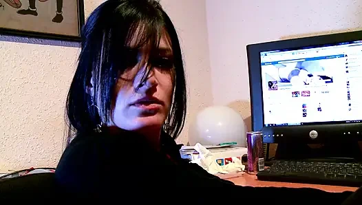 Si cewek nakal rambut cokelat lagi asik nyepong kontol di pinggir pantai