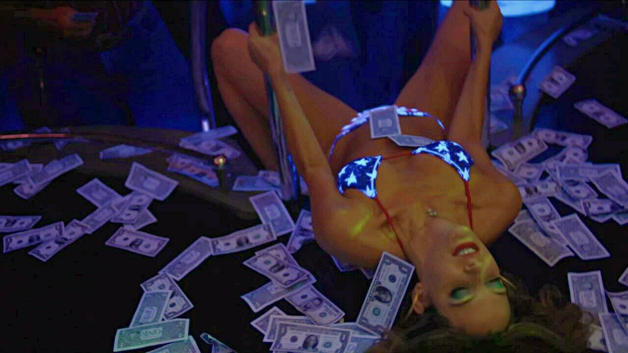 Riley Keough - striptease fierbinte