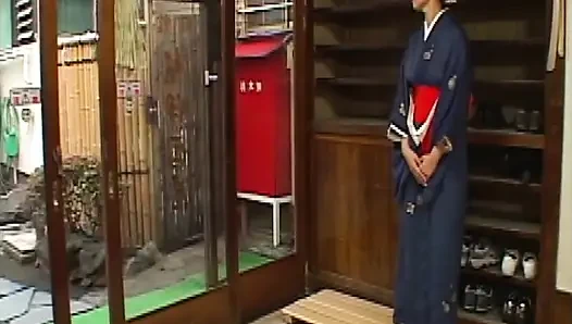 P128G04 A beautiful proprietress who seduces a male customer of a couple with a complicated relationship at a long-established inn on Enoshima. A sensual erotic drama where the human dramas of each character intersect!
