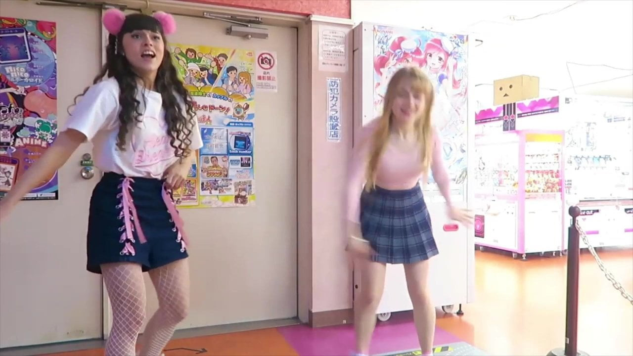 Kelsey och abipop dansar