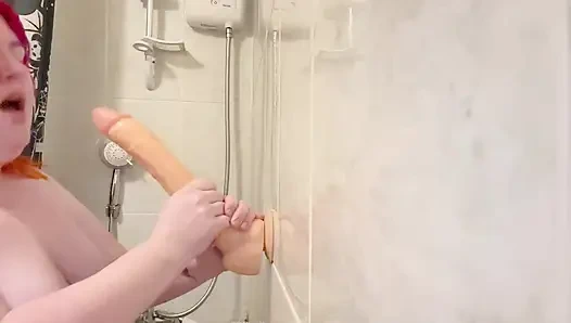 İri güzel kadın dildo ile dağınık eğlence