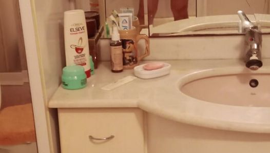 Moment de masturbation devant le miroir avant le bain sous la douche quand personne n’est à la maison