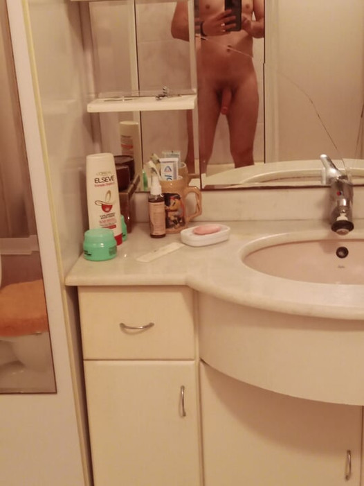 Moment de masturbation devant le miroir avant le bain sous la douche quand personne n’est à la maison