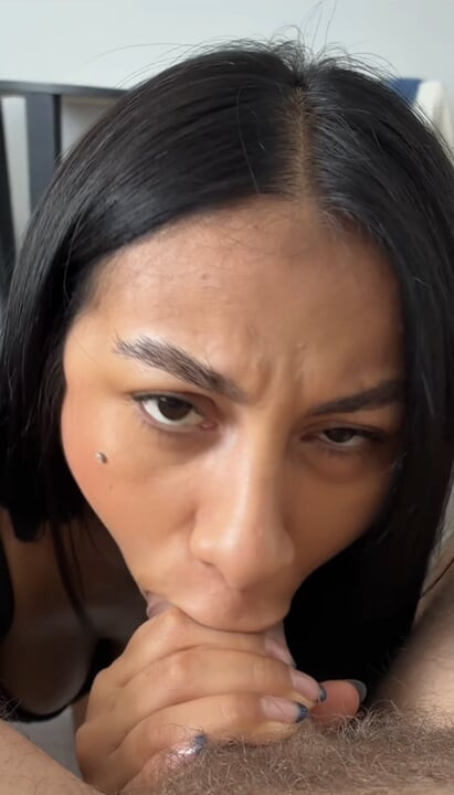 Ze zei neuk mijn mond - sexy brunette slikt grote lul heel en geeft extreme reetlikbeurt in pov
