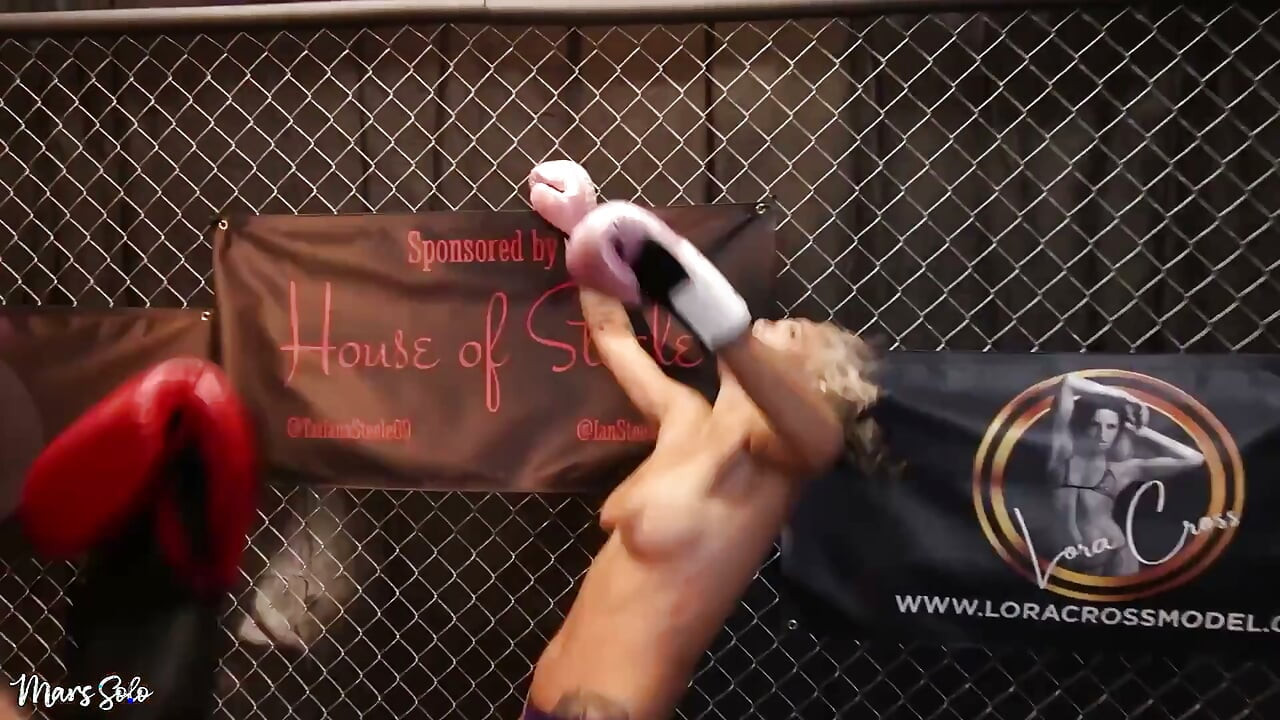 Primeira vez em topless no boxe Mars Solo & Deusa Andi vão frente a frente pela primeira vez vestindo apenas sua calcinha & bo