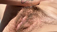 Amadora menina peluda tomando banho de sol ao ar livre, fetiche por buceta peluda