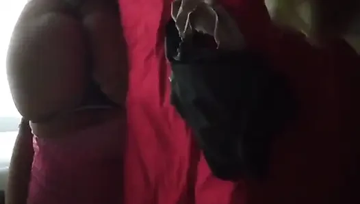 Karımın kullanılmış tangasıyla mastürbasyon yapıyorum ve fark etmiyor