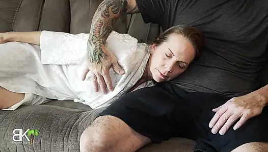 Anne ve üvey oğlu kanepeyi paylaşıyor! Aitsf230407