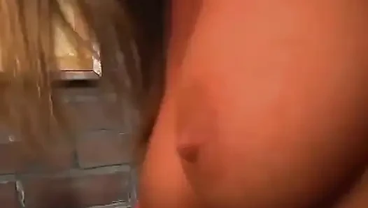 Tante seksi rambut pirang ngentot cowok dengan strap-on sambil nyepong kontol pria lain