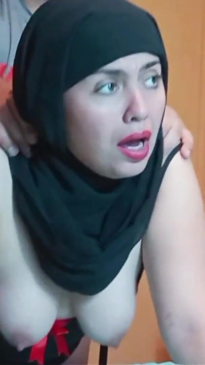 La tatie en hijab se fait baiser dans sa chambre. | Clip 2