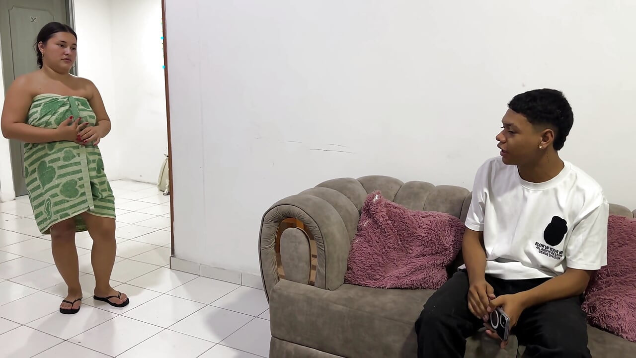 Eu fico descuidada e minha melhor amiga fode a garota gorda da minha meia-irmã com tesão até ele acabar com seu leite em sua buceta molhada