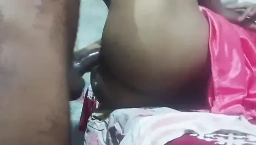 Amatör Hintli orta yaşlı seksi kadın otel odasında erkek arkadaşıyla canavar yarak seksinin tadını çıkarıyor