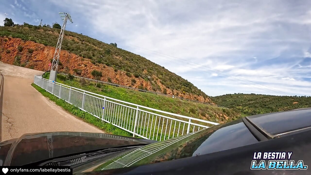 Meu amigo ama meus pés e eu faço dele uma bela punheta com meus pés e eu viro minha buceta molhada nele ho