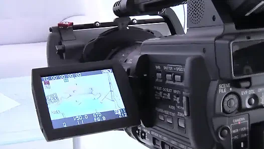 Seksi siyah çoraplı ateşli ve tombul büyük götlü esmer amını parmaklıyor ve dildoyla oynuyor