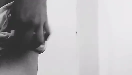 Genç adam kamerayı fark etmiyor