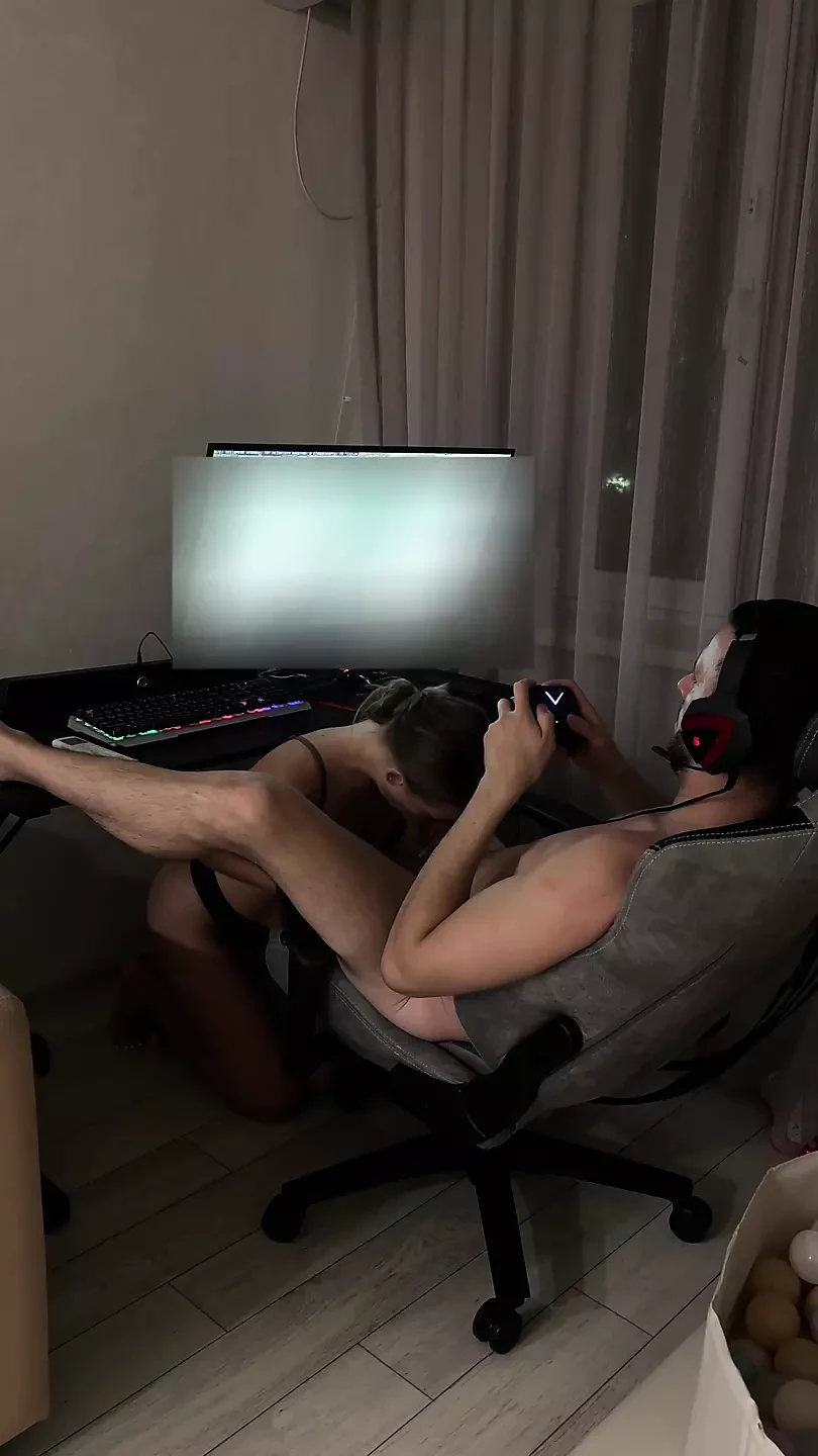 Umoran od čekanja da se dovoljno igra i ubaci svoj kurac