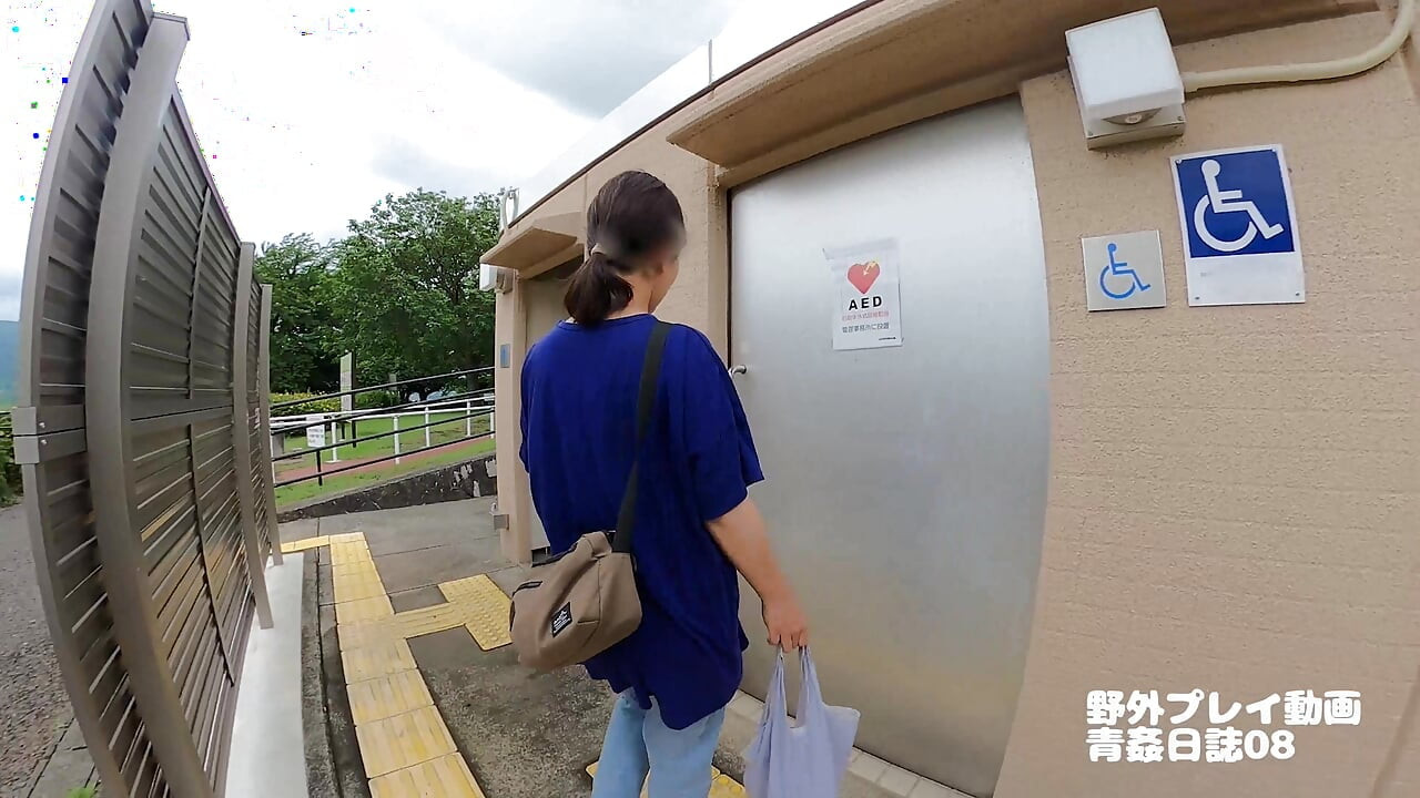 Exposed walk in a large park Changing clothes, cunnilingus, blowjob, completely naked   Outdoors08
