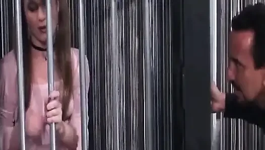 Blonde MILf hart durch gefängnisgitter geritten