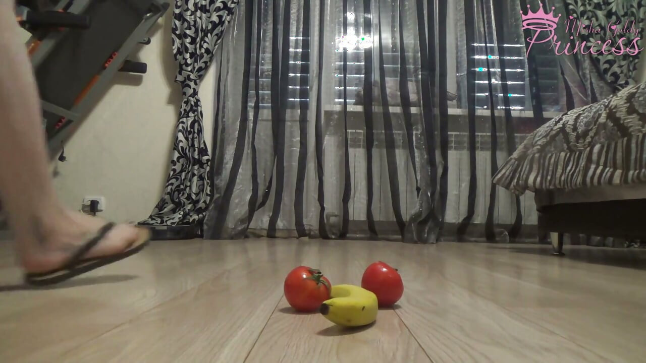 I hate dicks and love to stomp them (cam on the floor)