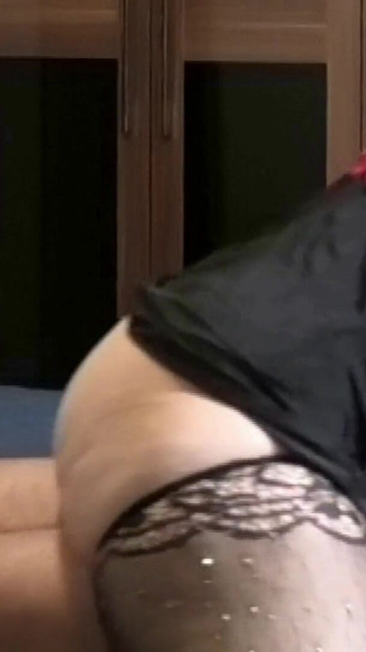 Tata na radnoj trci - maćeha uči seks i svršava na polu sinu kurac | Klip 1