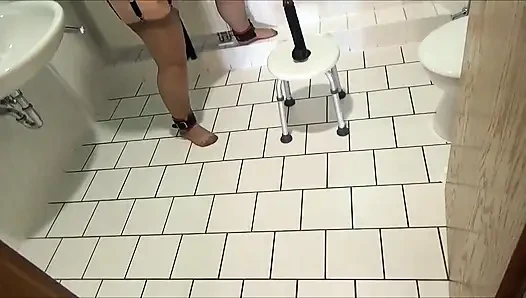 Köle, otel tuvaletinde XXL dildo ile sevişti