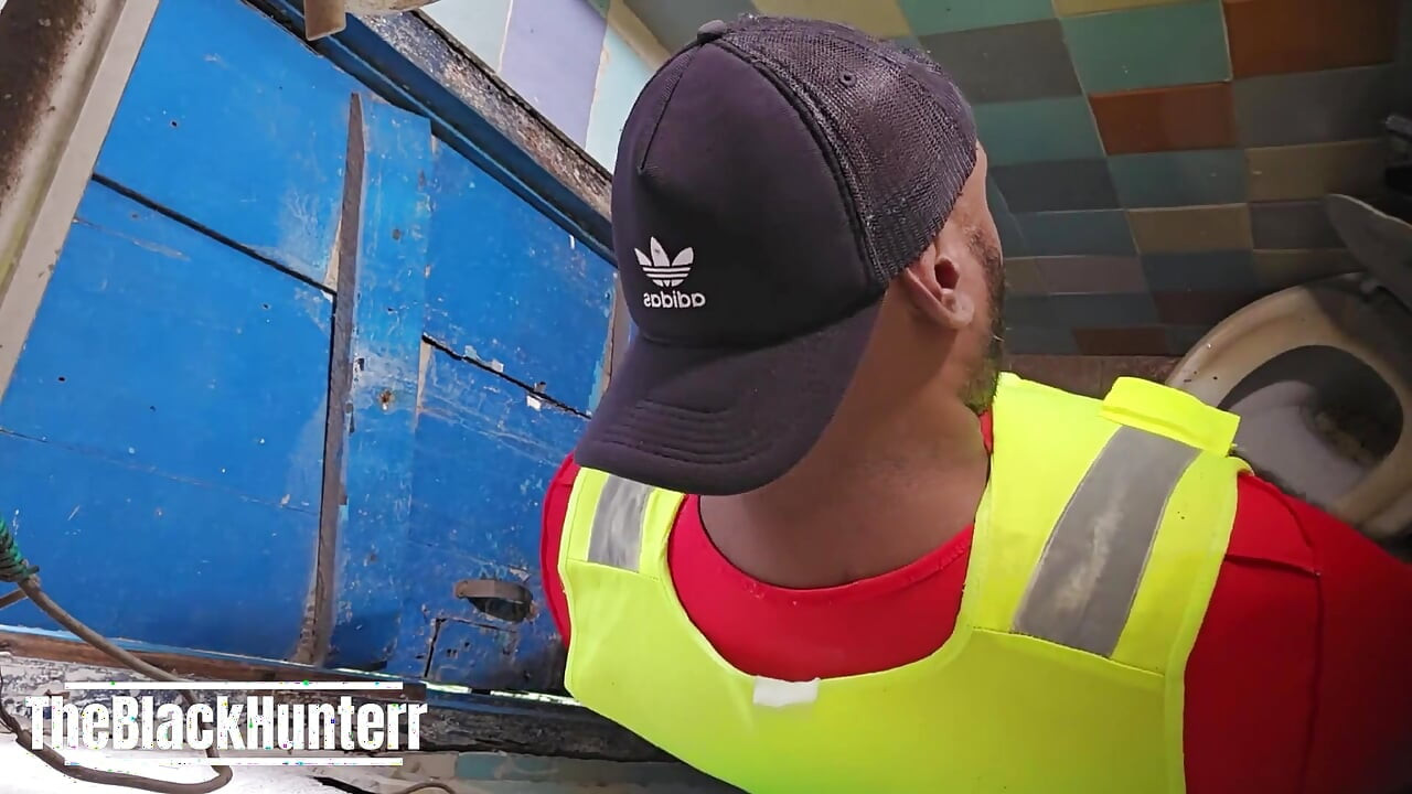 Hai nhân viên làm tình trong phòng tắm