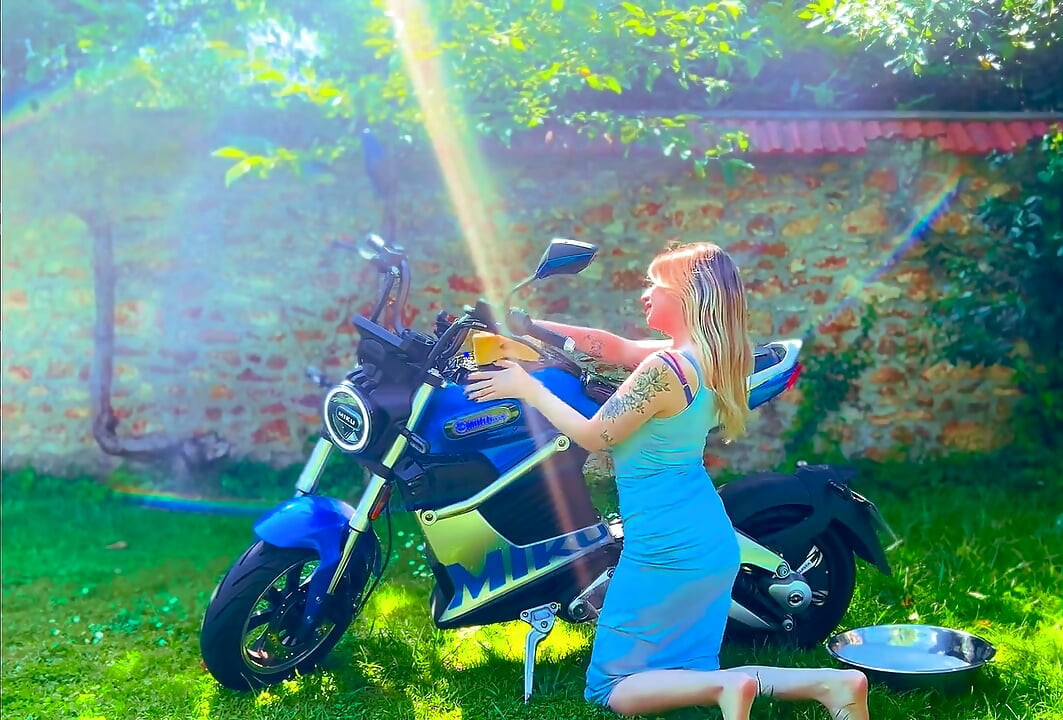 Motocicletă Pizdă Rub Tachinare umedă și orgasm