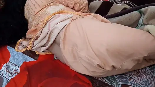 Горячая сводная сестра помогает брату кончить