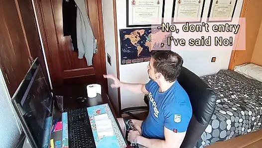 Remaja menangkap pacarnya menonton film porno dan mulai bercinta