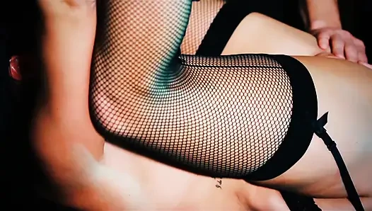 Lissa love menggunakan rayuan pin-up untuk melucuti tandanya