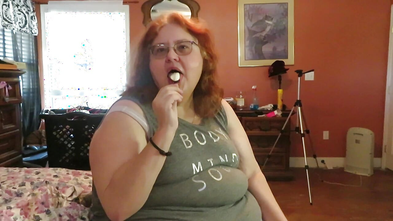 Bbw-verpleegster Vicki geniet van het eten van een chocolade vanille-ijsje