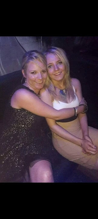 Mutter-Tochter beim Clubbing