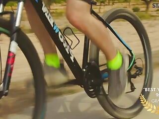 STAXUS :: Ride me hard : Két gyönyörű kerékpáros tudja, hogyan kell jól érezni magát egy tekerés után.