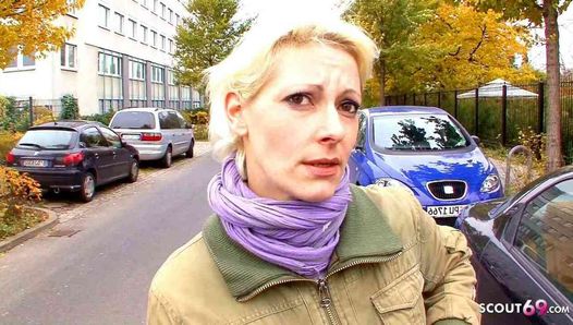 Timida casalinga tedesca rimorchiata per un casting porno senza preservativo