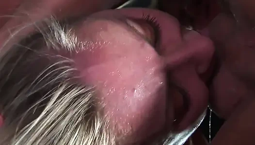 Blonde schlampe lutscht und spuckt auf seinen schwanz