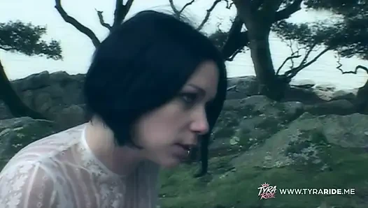 Aksi hot lesbian hot rambut pirang dan rambut cokelat yang lagi asik muasin memeknya pakai mainan seks plus di luar ruangan