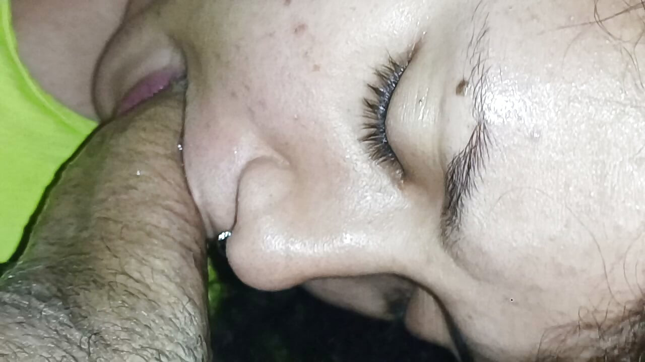 De beste slow-motion POV: ze neemt hem helemaal diep in haar keel voor de beste blowjob ooit.
