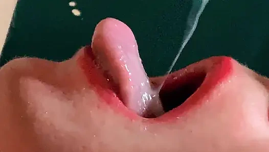 Sünneti: Büyük miktarda spermden öğürüyor, boğazından aşağı iniyor yakın çekim