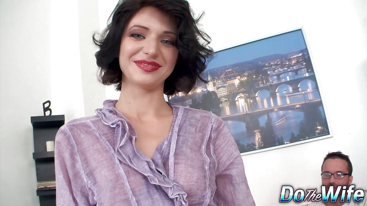 Η μικρή γυναίκα Lina Arian δίπλα στον άντρα της