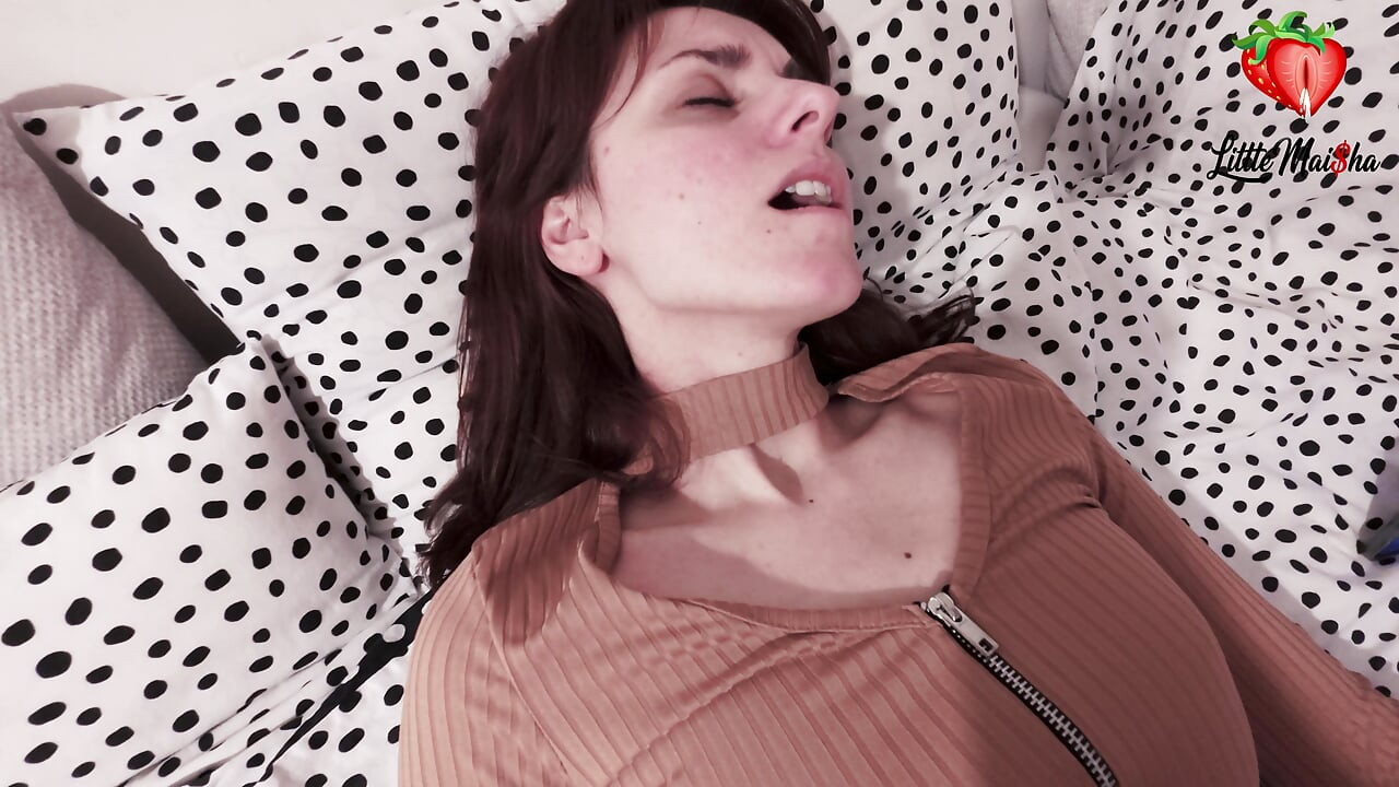 Două orgasme pentru această brunetă dulce - lins de pizdă umedă și ejaculare abundentă
