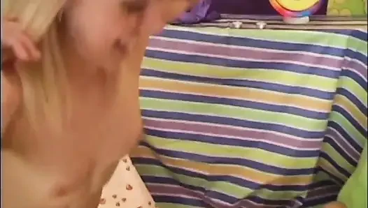 Güzel memeli iki harika azgın genç kız sıkı amına dildoyla mastürbasyon yapıyor