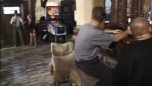 Зрелую грудастую с волосатой киской трахнули и кончили в рот в задней части паба