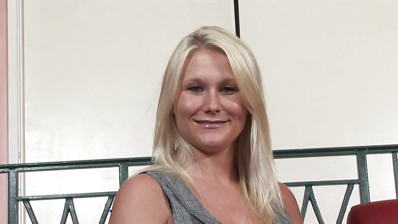 Peitos grandes e boca quente de uma prostituta loira