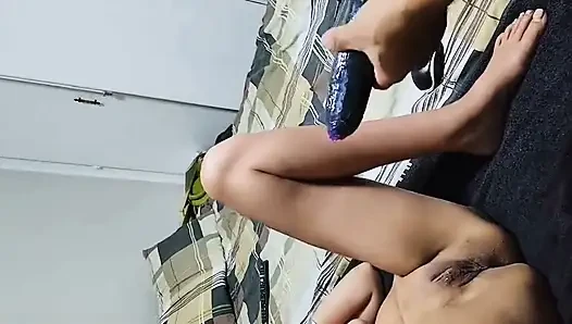 Memek sempit cewek ini lagi asik muasin memeknya pakai timun