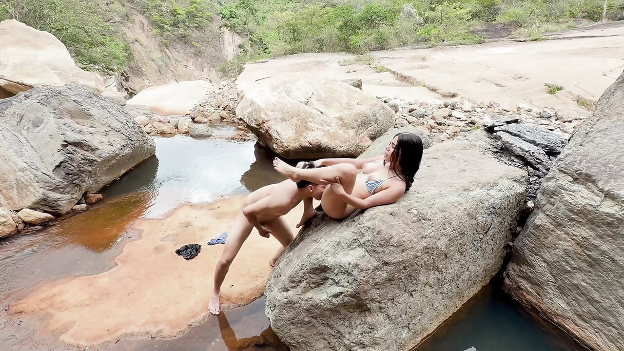 Gorgeous YOUNG COLLEGE GIRL goes to the river after her classes and meets A STRANGER AND ENDS UP FUCKING OUTDOORS IN COLOMBIA!