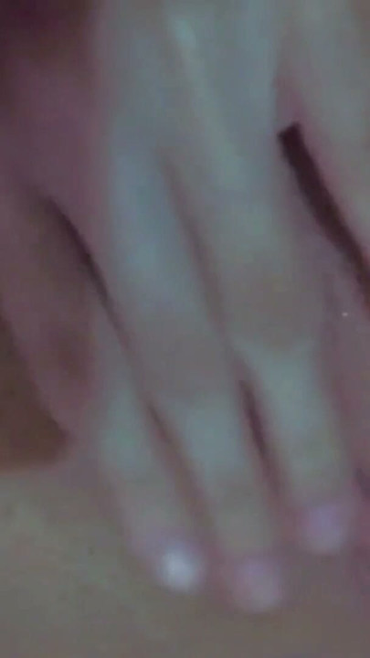 남자친구의 친구를 생각하며 자위하다가 오르가즘에 도달하고 스쿼트까지 하는 장면 | Clip 1