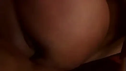 Güzel yüksek topuklu orta yaşlı seksi kadın götüne sokuyor