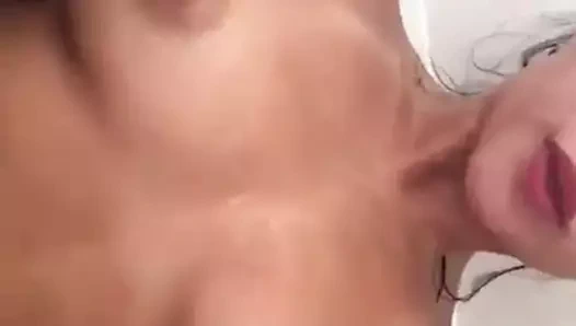 Pussy sedang bermain