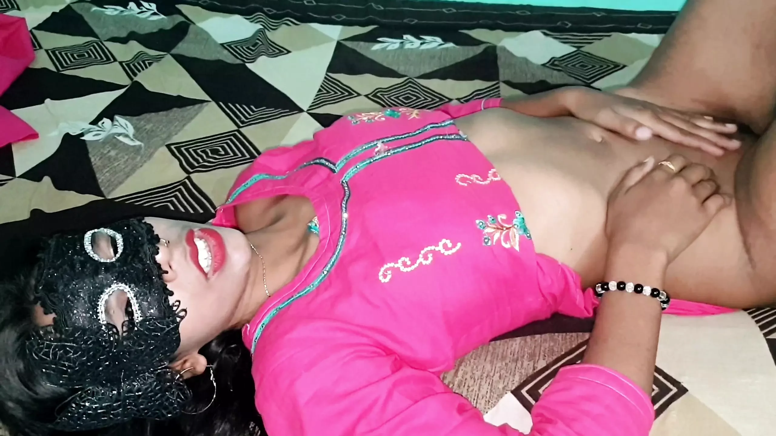 Anjali'nin ağzı şiddetli bir şekilde