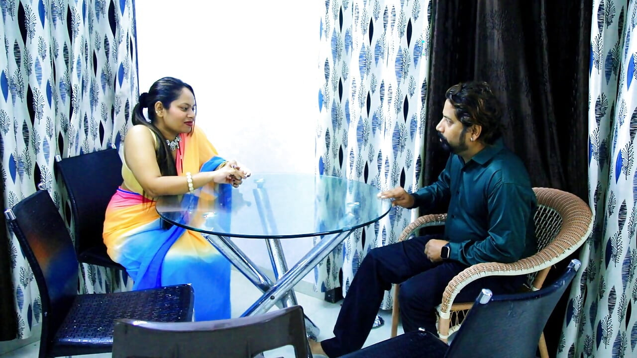 MAJITEL KANCELÁŘE A ZAMĚSTNANCI POŘÁDALI SKUPINOVOU PÁRTY A DVĚ DÍVKY BYLY TAKÉ PŘÍTOMNY